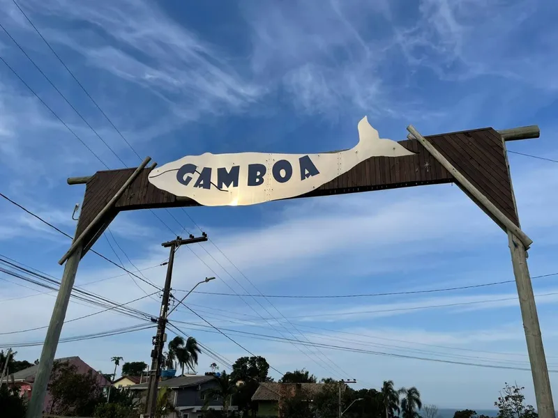 O arco de entrada da Gamboa, com uma baleia escrita Gamboa